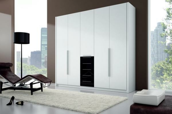 guarda-roupa-branco-com-gavetas-detalhes-preto-espreguiçadeira-e-luminária-de-chão-em-preto