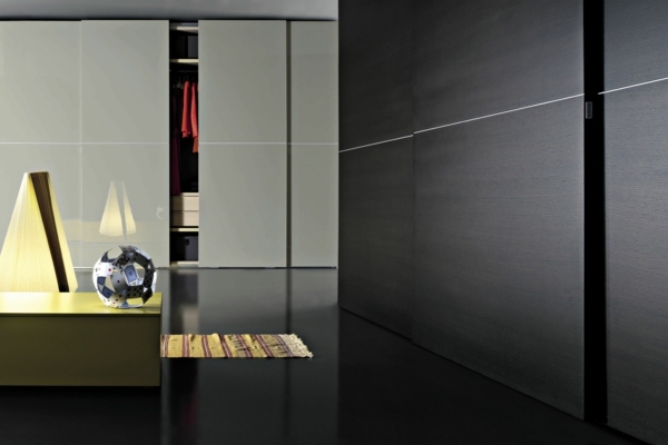 Closet-dark-floor-yellow-carpet-bridge-wood-look-wall Cladding