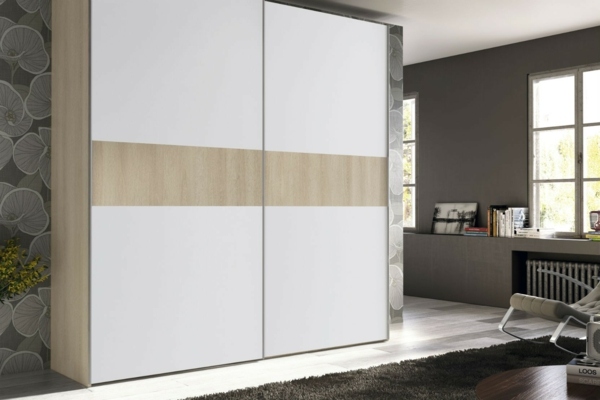 Papel de parede com padrão de flores, portas de correr, guarda-roupa