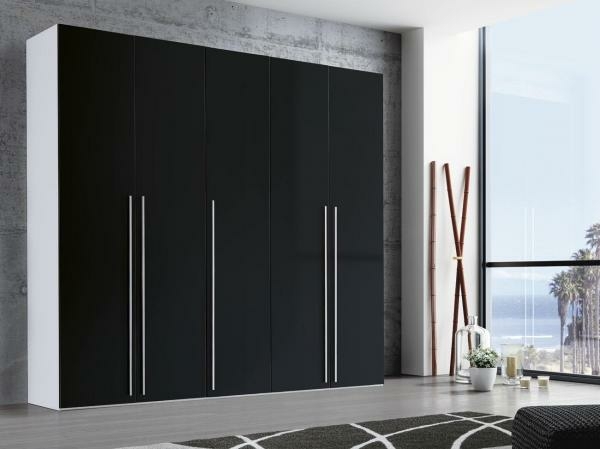 guarda-roupa preto com alças longas de superfície mate