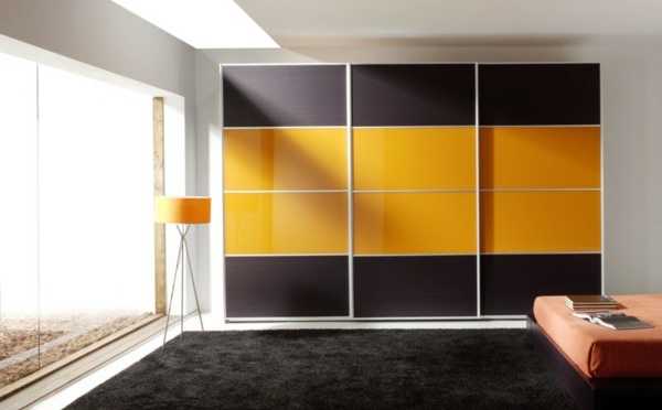 Quarto-com-teto-janela-frente-amarelo-e-cinza-painéis-guarda-roupa