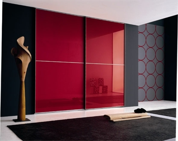 Painéis vermelhos com superfície de alto brilho e elementos redondos de papel de parede