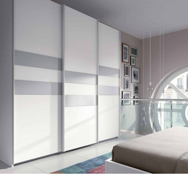 Apartamento duplex com portas de correr e guarda-roupa