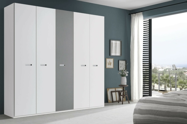 cinza-e-branco-cor-na-área-de-dormir-guarda-roupa de cinco portas