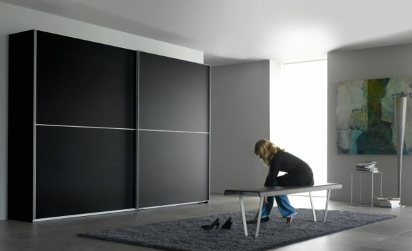 banco de carpete cinza-superfície-guarda-roupa-em-cinza