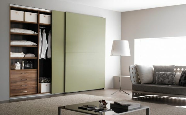 guarda-roupa embutido com portas deslizantes em verde-sofá moderno