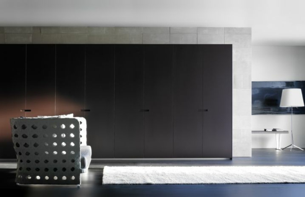 Parede de concreto-marrom-escuro-armário de madeira-guarda-roupa-portas giratórias