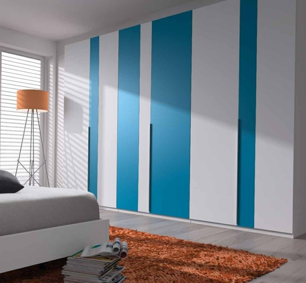 azul-e-marrom-acentos-portas-frontais-painéis-portas giratórias-guarda-roupa-moderno