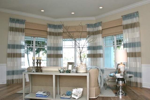 sala de estar clássico bege azul mesa console janela panorâmica