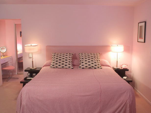 quarto totalmente rosa com decoração de insetos rosa