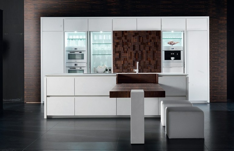 cozinhas modernas embutidas-frentes de laca branca-madeira-marrom-escuro-armários altos-forno aberto