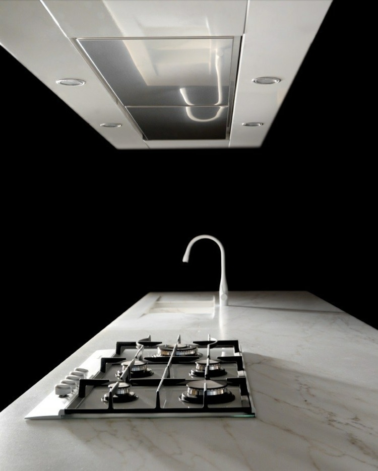 cozinha moderna equipada-couro-cozinha-ilha-mármore-ilha-extrator-capô-branco-placa-gás-torneira