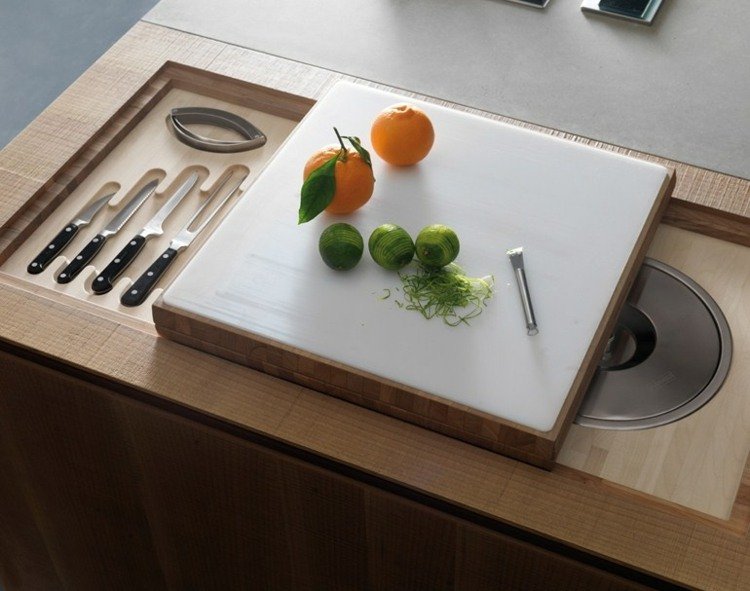 cozinha moderna embutida-fino-concreto-frentes-madeira-estrutura-bancada-faca-inserir-tábua de corte