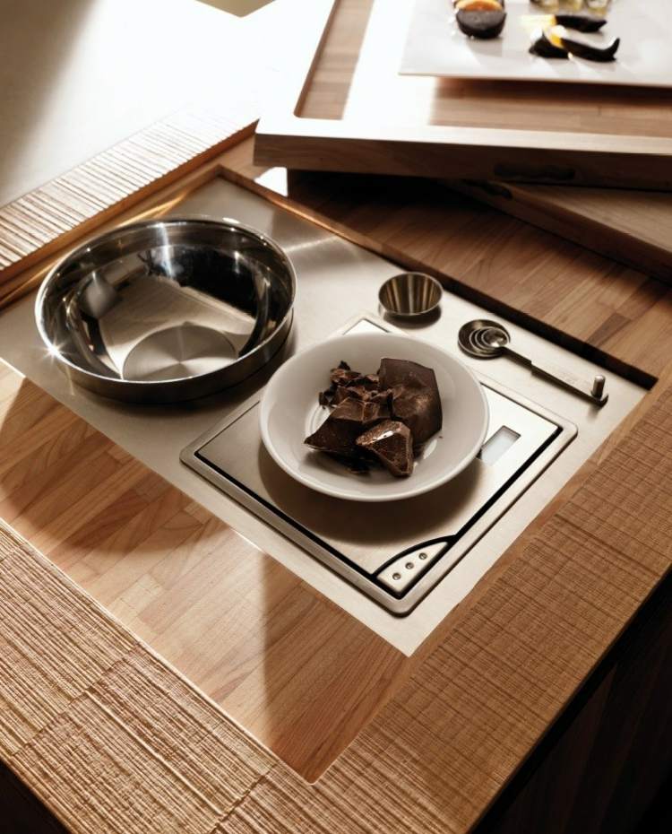 cozinha moderna embutida-fino-concreto-frentes-madeira-estruturada-cozinha-balança-colher medida