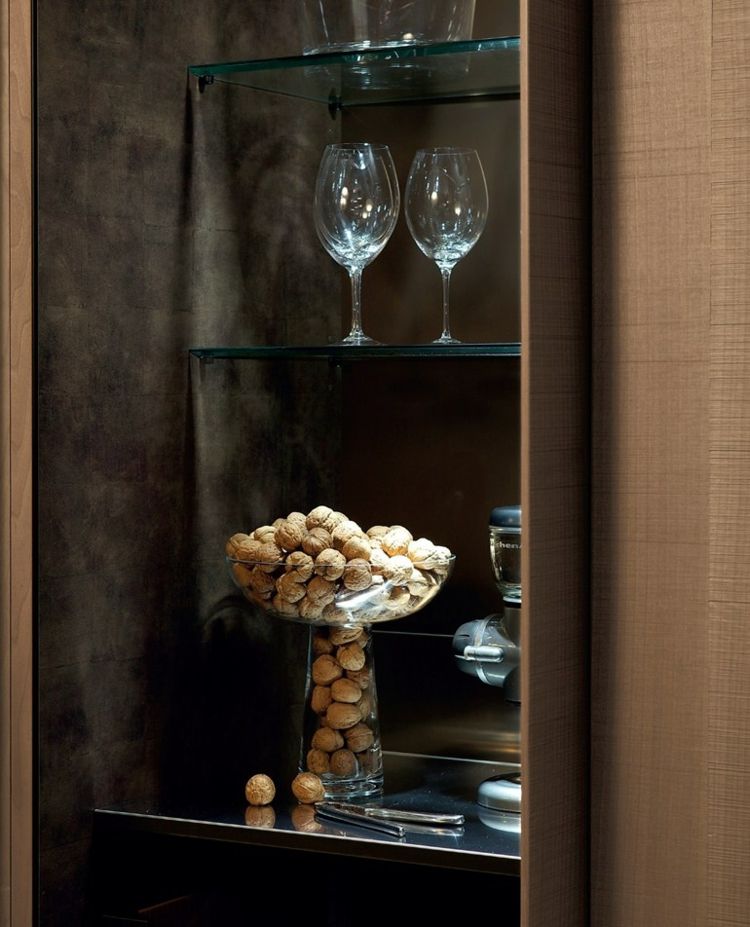 cozinha moderna embutida, concreto fino, madeira, frentes, gabinete escuro, corpo de vidro, prateleiras, taças de vinho, fruteira