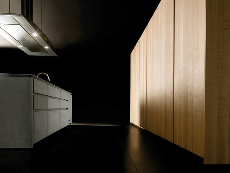 cozinha moderna embutida-concreto fino-madeira-frentes-armários altos sem alças-cozinha ilha-ilha-capô-iluminação