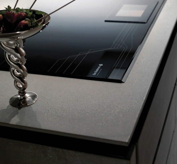 cozinha moderna embutida-cozinha-concreto-fino-madeira-frentes-fogão-vidro-cerâmica-pé pan-banhado a prata