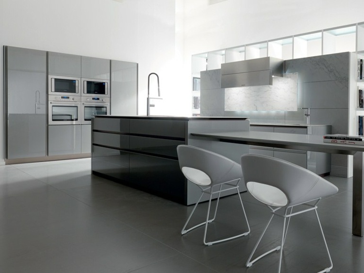 cozinhas modernas embutidas-frentes de laca com tampo de mármore-branco-cozinha em ilha-mesa de jantar-cadeiras de jantar-forno
