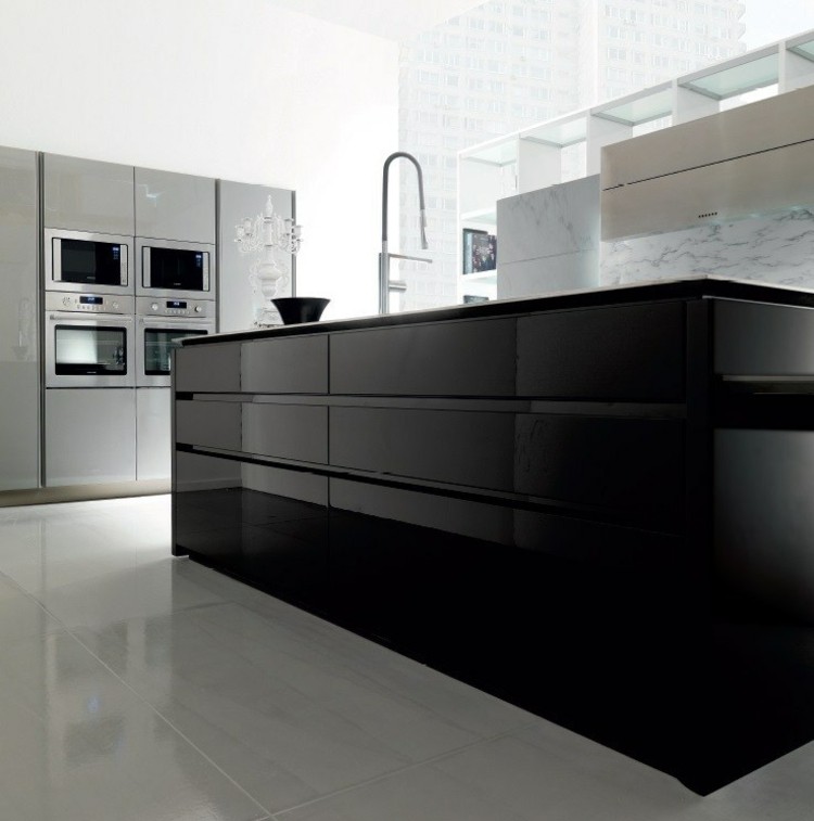 cozinhas modernas embutidas-frentes de laca com tampo de mármore-sem maçaneta-preto-ilha-torneira-forno
