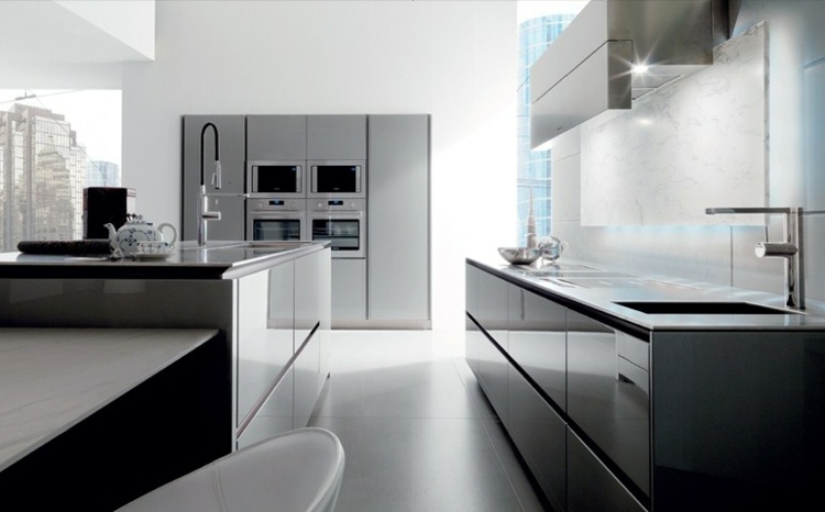 cozinhas modernas embutidas-mármore-bancadas-frentes de laca-branco-sem maçaneta-lavatório-torneira