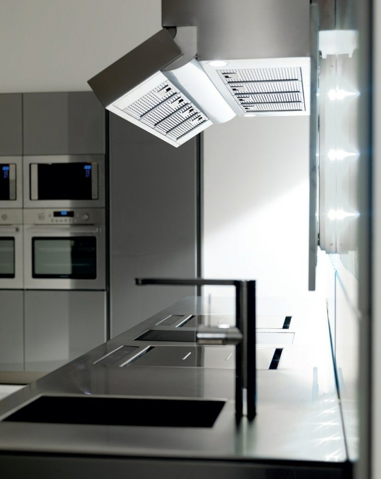 cozinhas modernas embutidas-cozinha-parede-iluminação-exaustor-bancada-pia-torneira