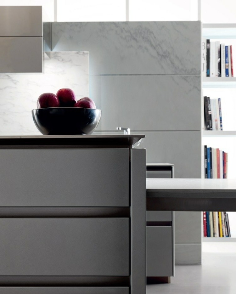 moderna-equipada-cozinha-mármore-aparência-bordas chanfradas-bancada-branco-sem maçaneta