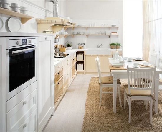cozinha de madeira com esquema de design bege-branco