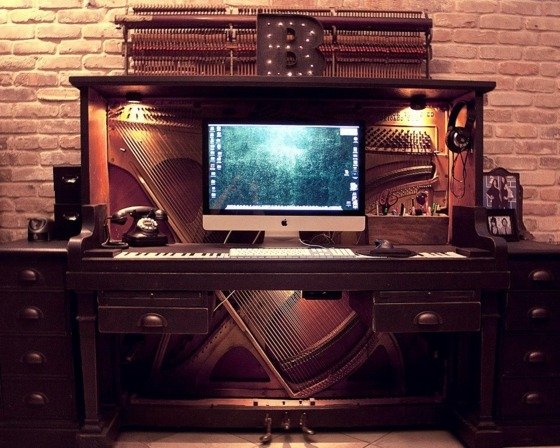 Laptop-museu-peça-velha-máquina-escritório-mesa-nova-uso