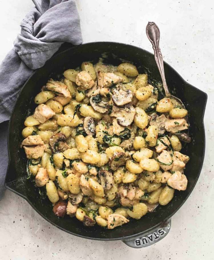Peito de frango e cogumelos para uma receita de panela com nhoque de batata