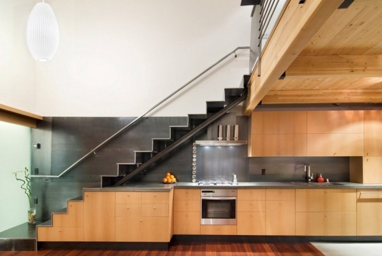 Ideias de design - pequena cozinha sob as escadas