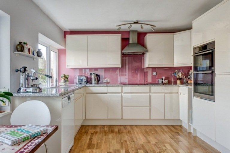 Idéias-pequena-cozinha-rosa-cozinha-parede dos fundos-brancos-armários