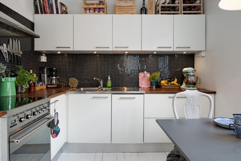 Idéias-pequena-cozinha-Escandinavo-espelho-azulejo preto