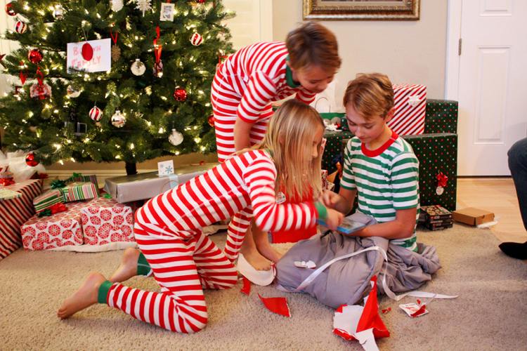 Jogos de Natal -Jogos-de-natal-crianças-dando-presentes-desfazendo as malas-véspera de natal