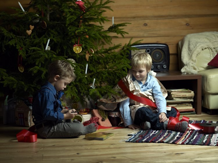 Jogos-Natal-jogos-crianças-presentes-desempacotamento-abeto