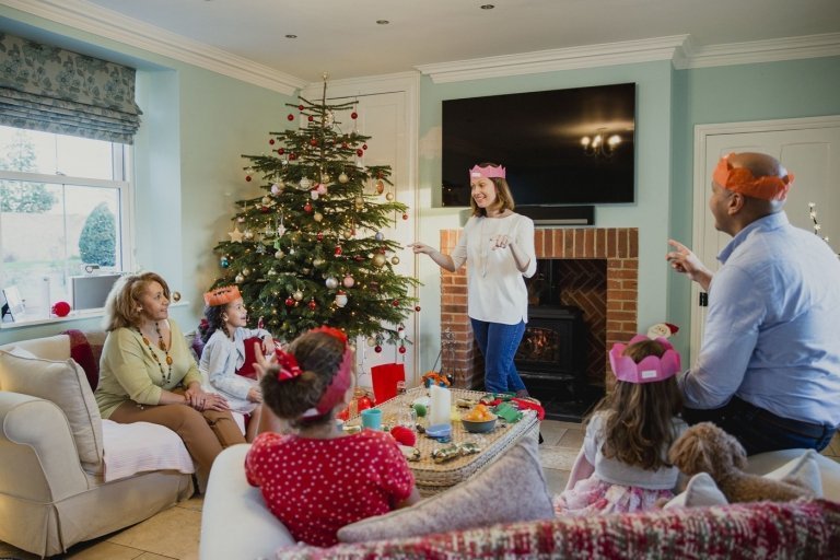 O desembrulhar dos jogos de Natal apresenta ideias para famílias com crianças pequenas e famílias numerosas