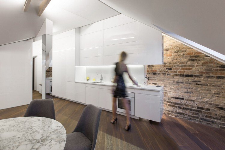 idéias-móveis-modernos-cozinha-alto-brilho-branco-frentes-parede de tijolos