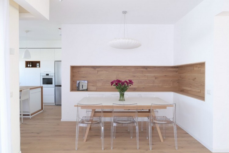 idéias-móveis-modernos-área-de-jantar-madeira-parede-nicho-cadeiras-acrílicas