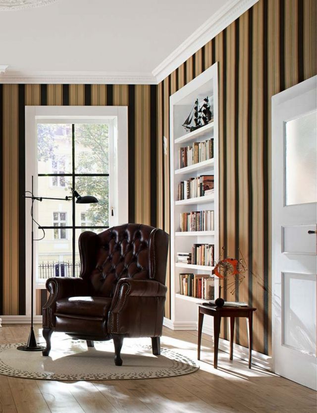 papel de parede da sala de estar listrado marrom preto canto poltrona de leitura tatex