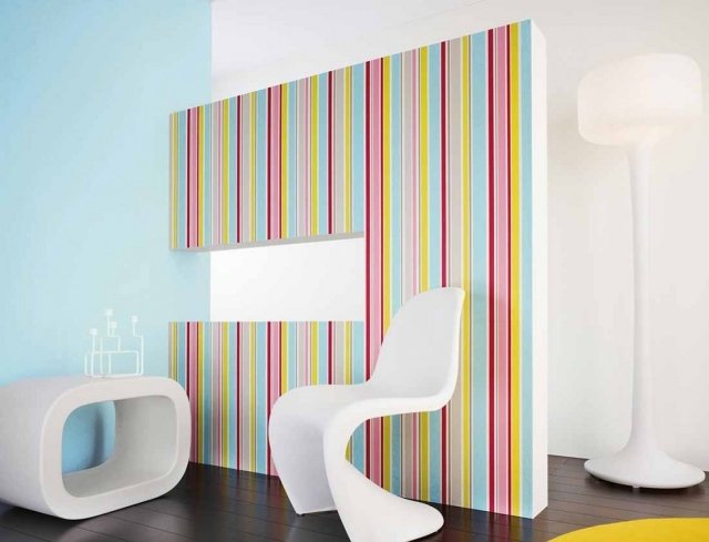 sala de estar papel de parede listrado colorido acento parede móveis brancos zethos