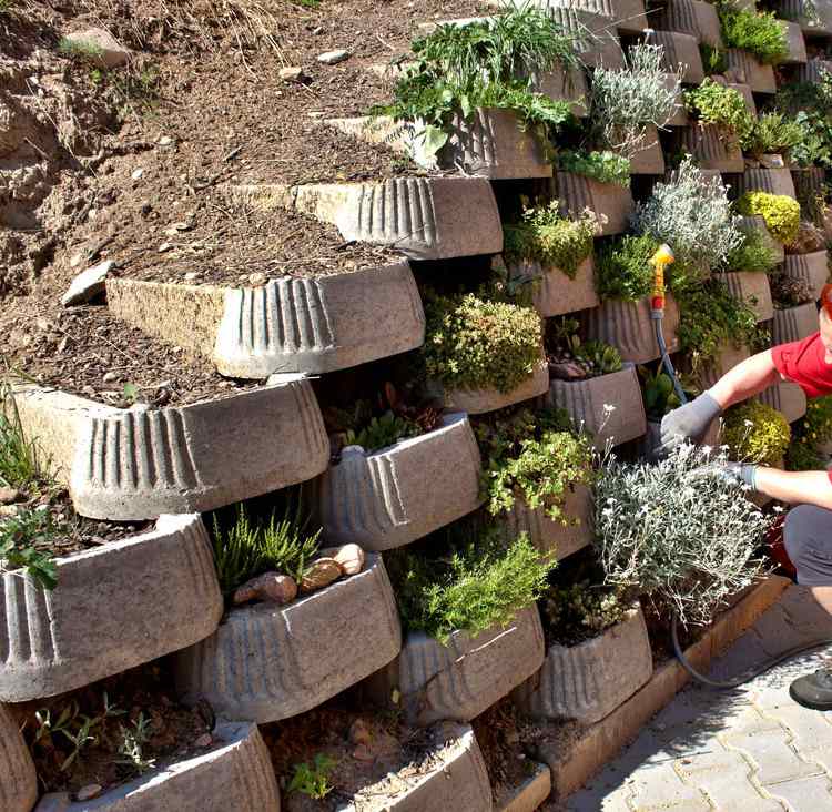 Muro de contenção-jardim-verde-blocos de cimento
