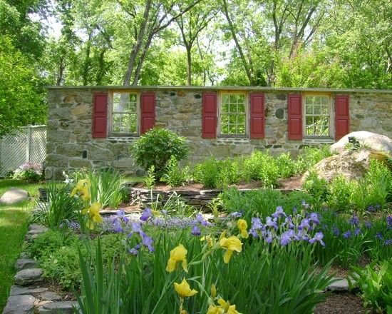 ideias de design Parede de jardim em camadas de blocos de pedra natural com aberturas