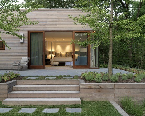 Erga uma cama de terraço com borda de parede de jardim com elementos de madeira