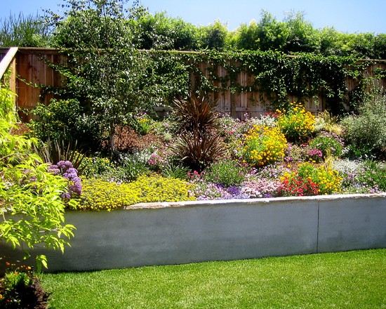 Parede de jardim - construção de concreto com tela de privacidade - ideias de madeira
