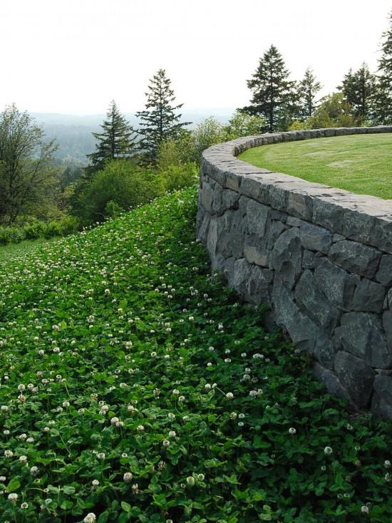 muro de pedra natural fortificação de jardim de alvenaria irregular