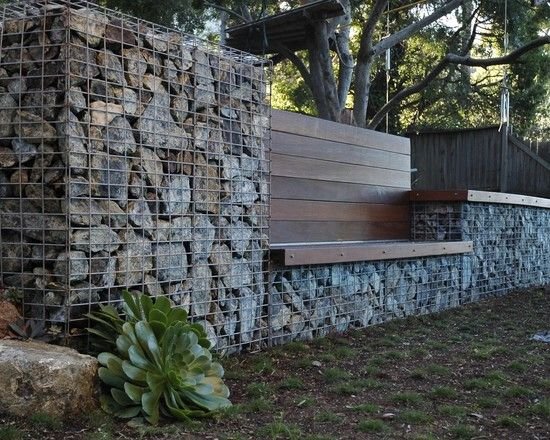 Banco de madeira de parede de contenção de jardim de alvenaria de gabiões