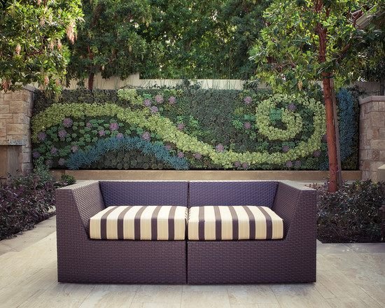 móveis de jardim sofá de vime almofada de pôster parede verde