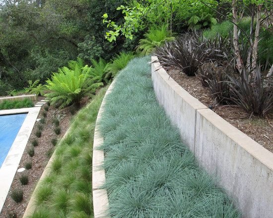 Paisagem montanhosa de jardim fortificada com muro de contenção de alvenaria de concreto ereto