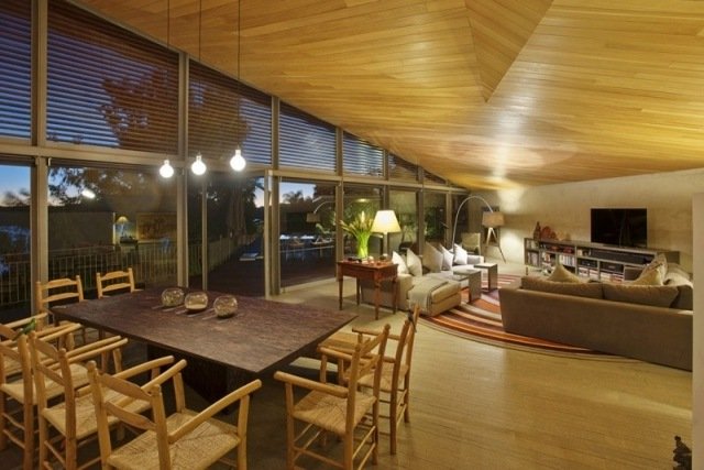 projeto da sala de estar telhado inclinado revestimento de madeira persianas de vidro do chão ao teto