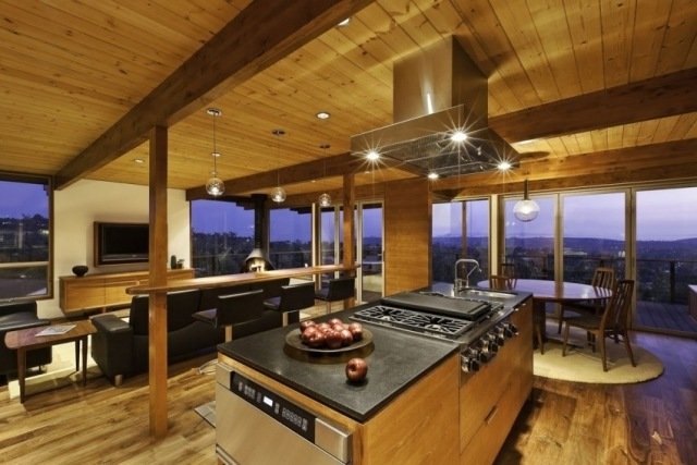 casa reformada, cozinha moderna com painéis de madeira, piso de teto