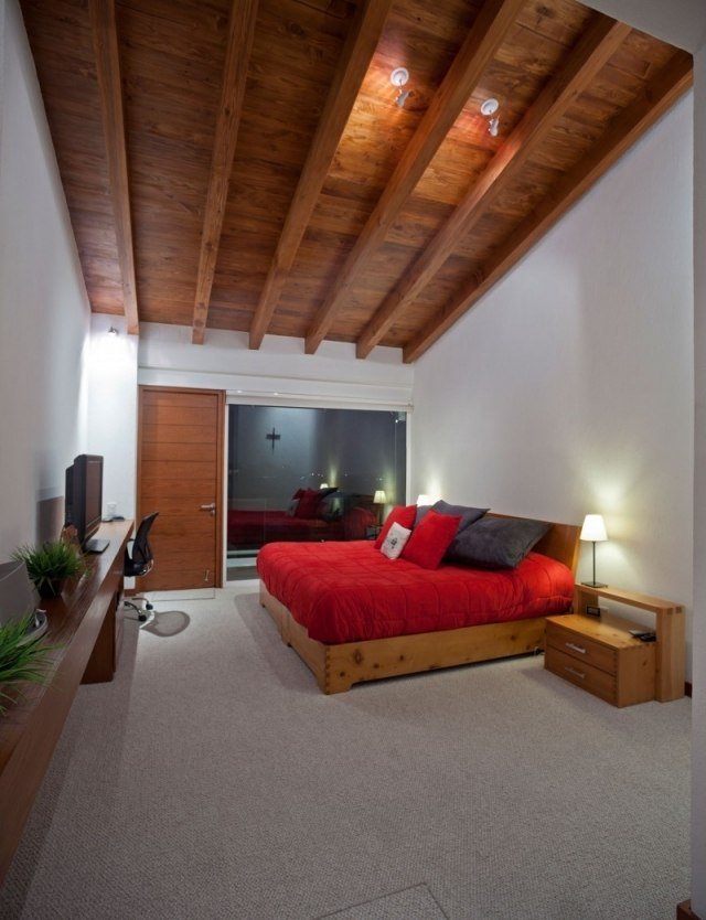 quarto com telhado inclinado holofotes de madeira carpete cinza